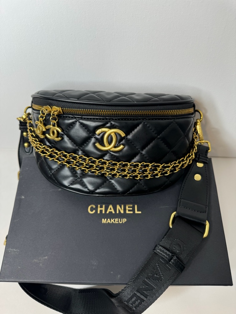 CHANEL MAKEUP BAG GWP - Picture 2 of 10